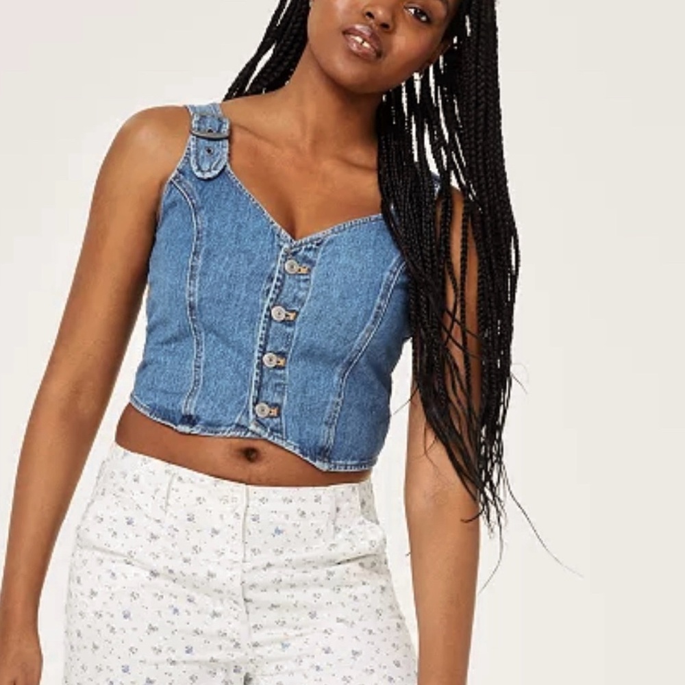 NWT 💙 Levi’s Denim Button-Up Cropped Vest w/ buckle straps